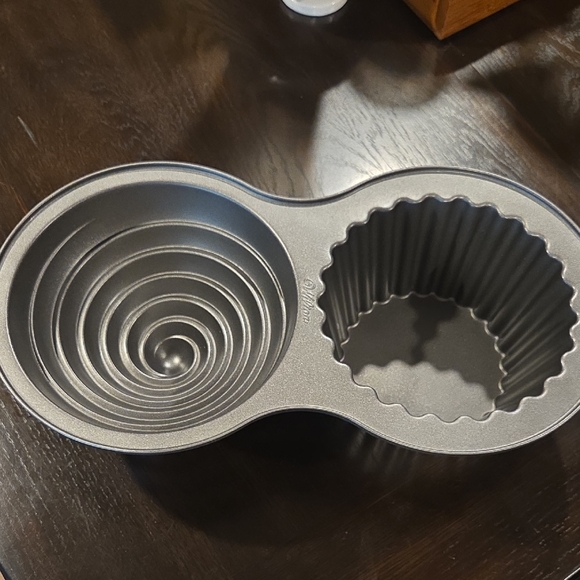 WILTON Dimensions Large Cupcake Pan - Picture 2 of 7